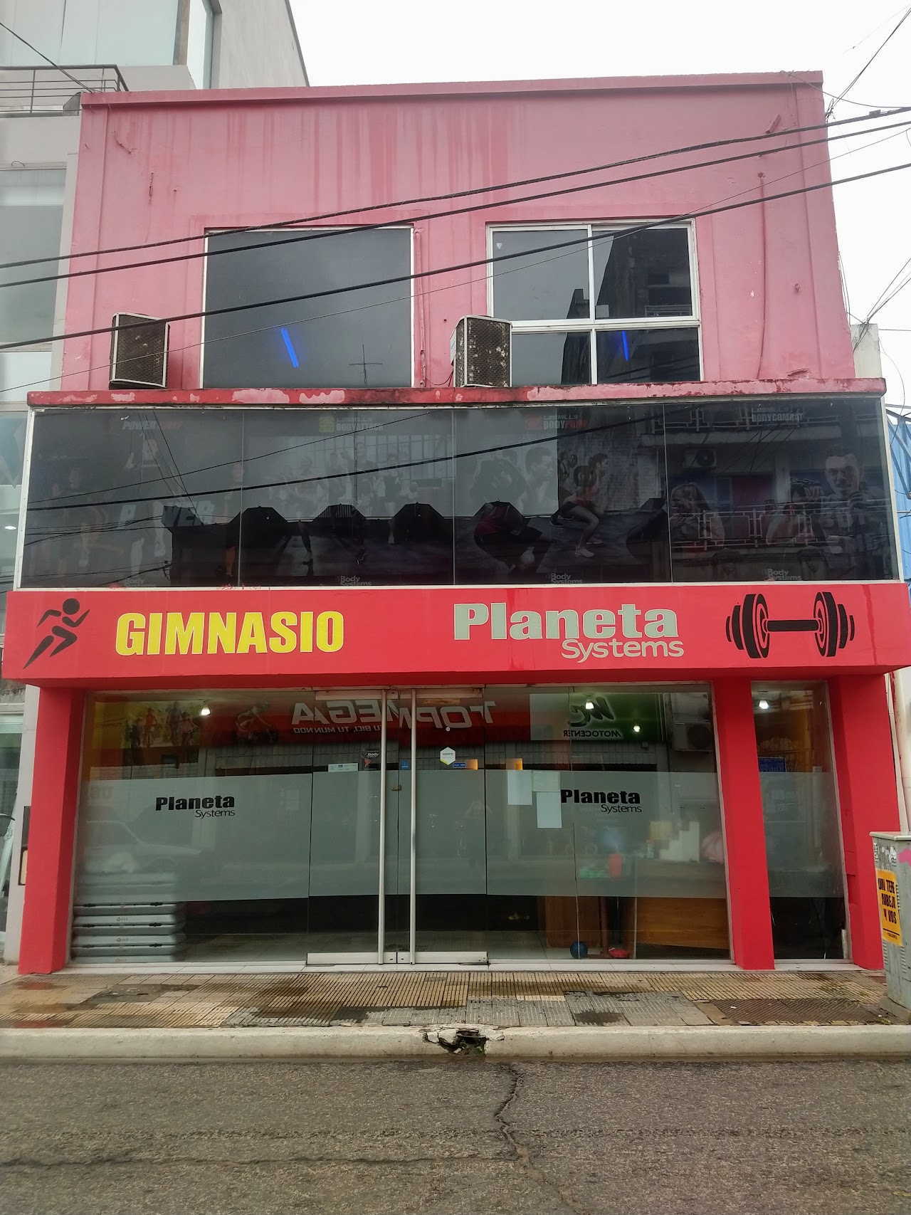 Fachada de Gimnasio Planeta Systems de día