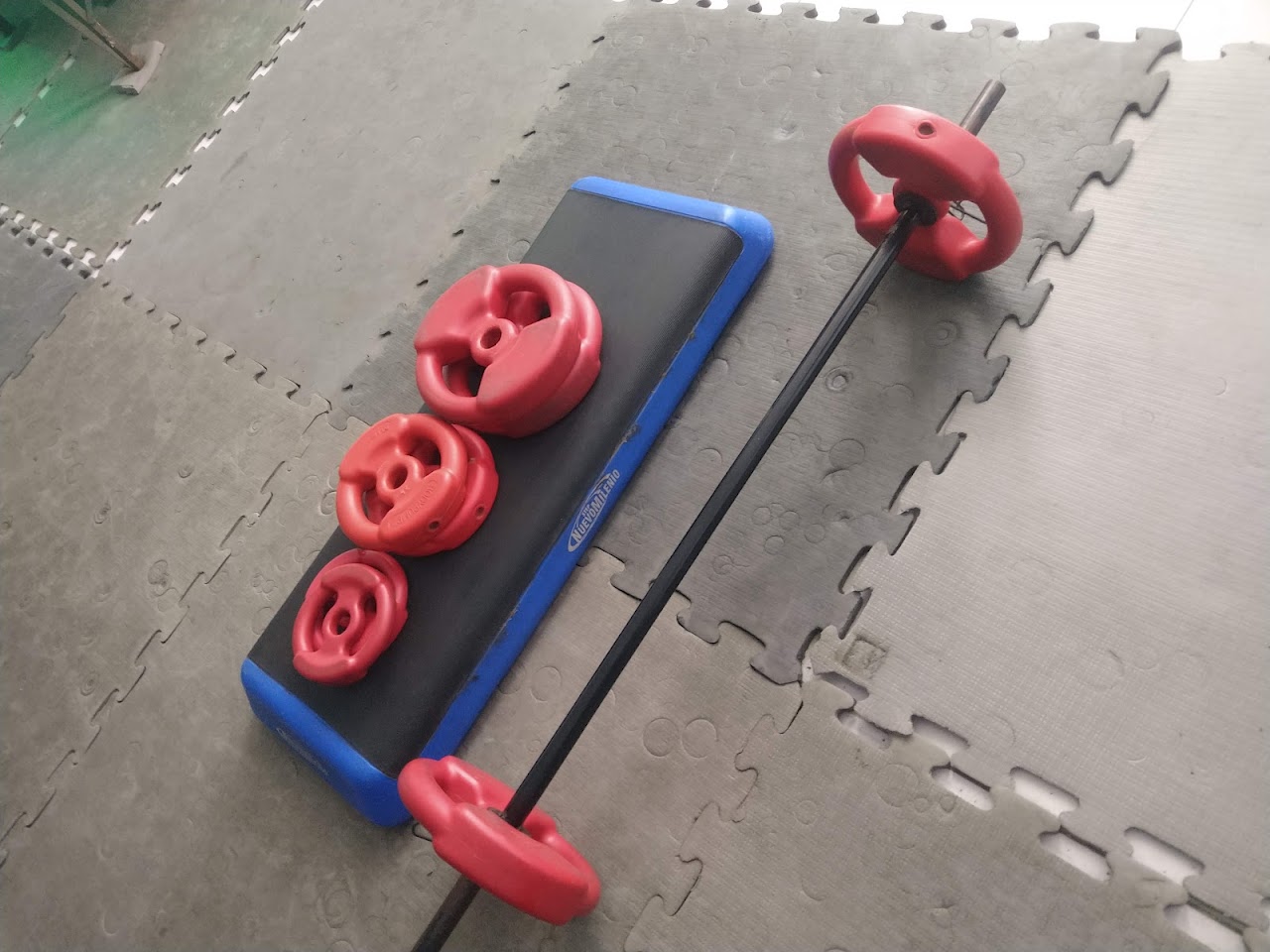 Equipamiento de pesas y step en Gimnasio Planeta Systems