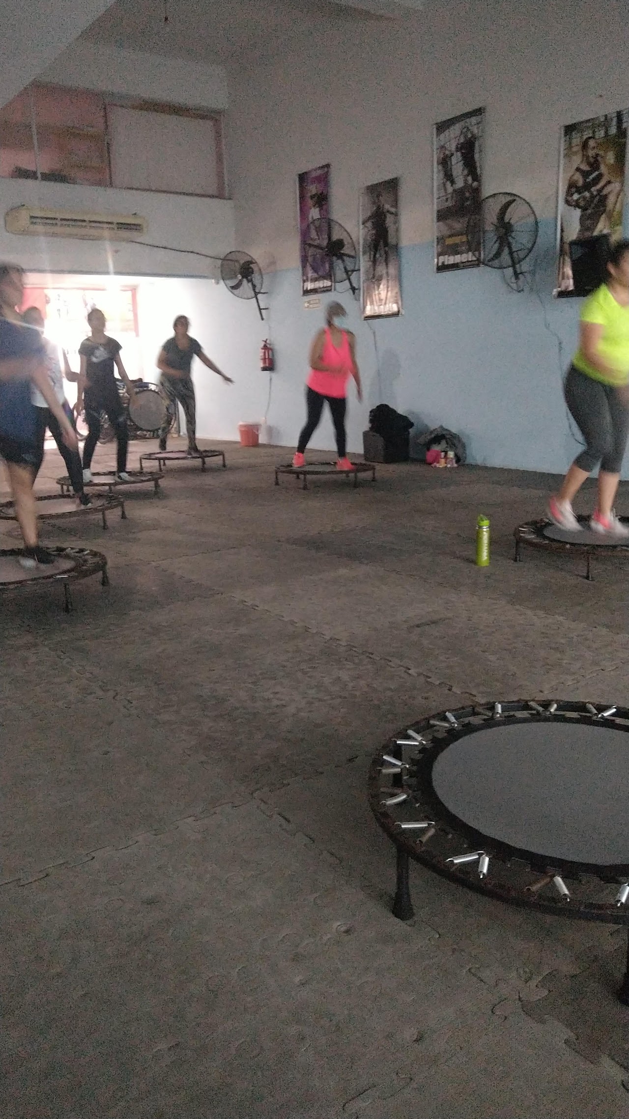 Clase de fitness grupal en Gimnasio Planeta Systems
