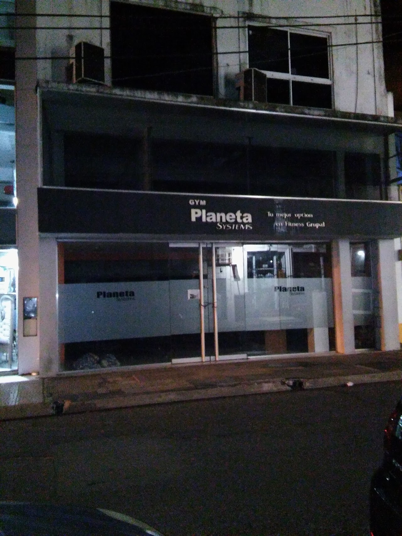 Gimnasio Planeta Systems de noche